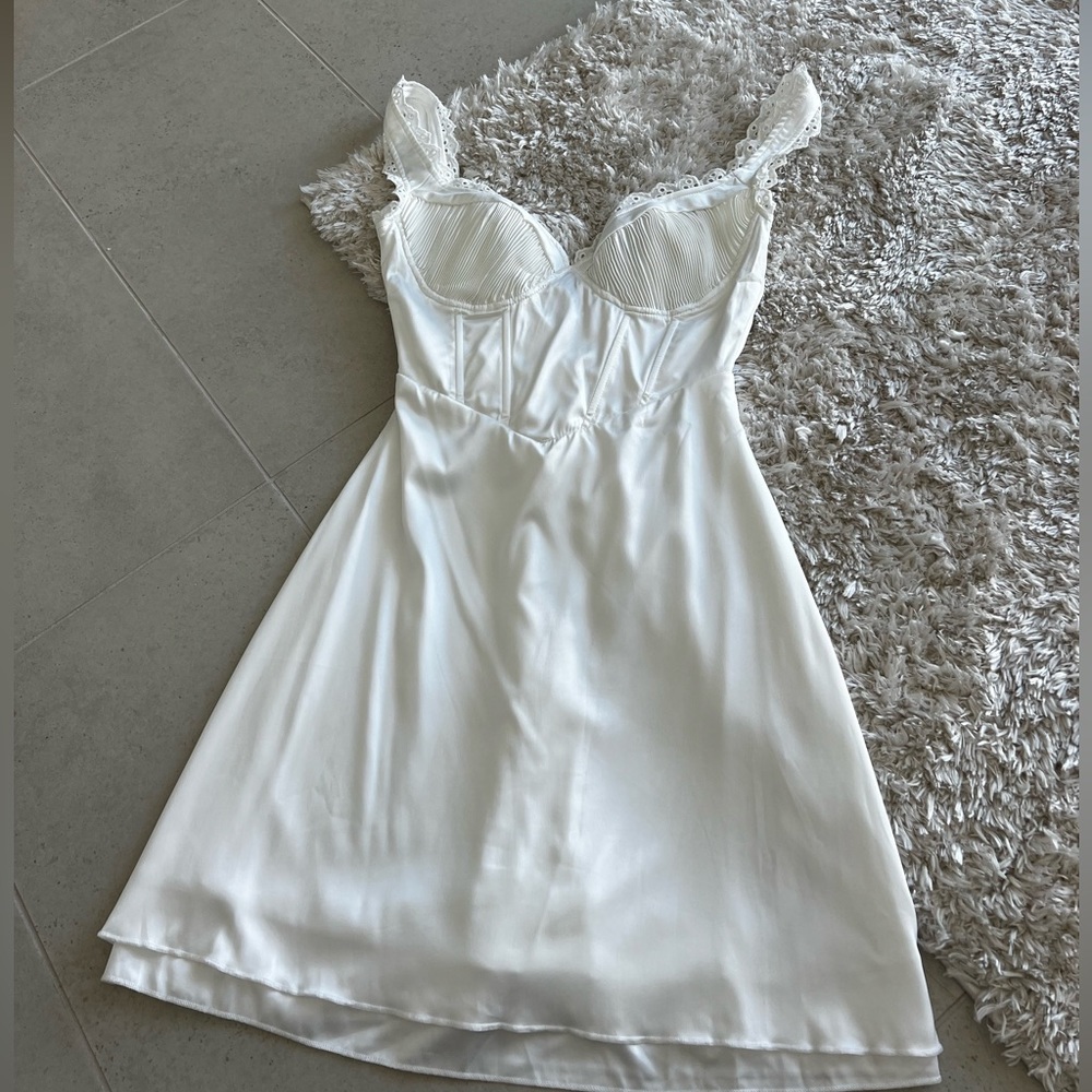 New beautiful satin white dress - Picture 3 of 5